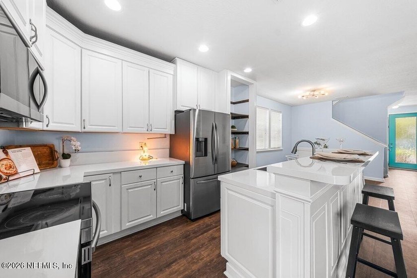 Island living, minutes from 450 years of history! This 3-bedroom - photo 3