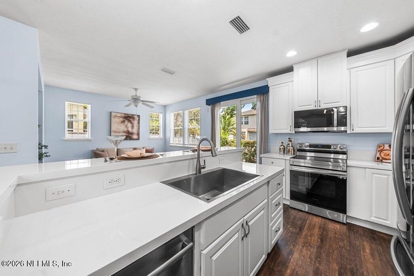 Island living, minutes from 450 years of history! This 3-bedroom - photo 5