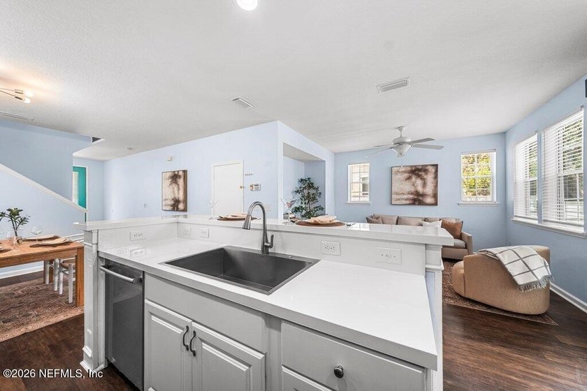Island living, minutes from 450 years of history! This 3-bedroom - photo 6