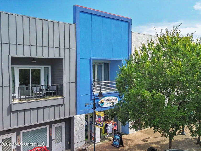 Rare opportunity to own a 1,734 SqFt mixed-use commercial - photo 3