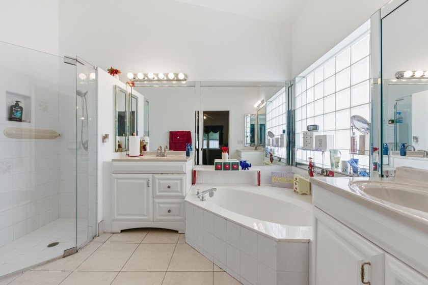 Welcome home to this well-maintained property, ideally located - photo 14