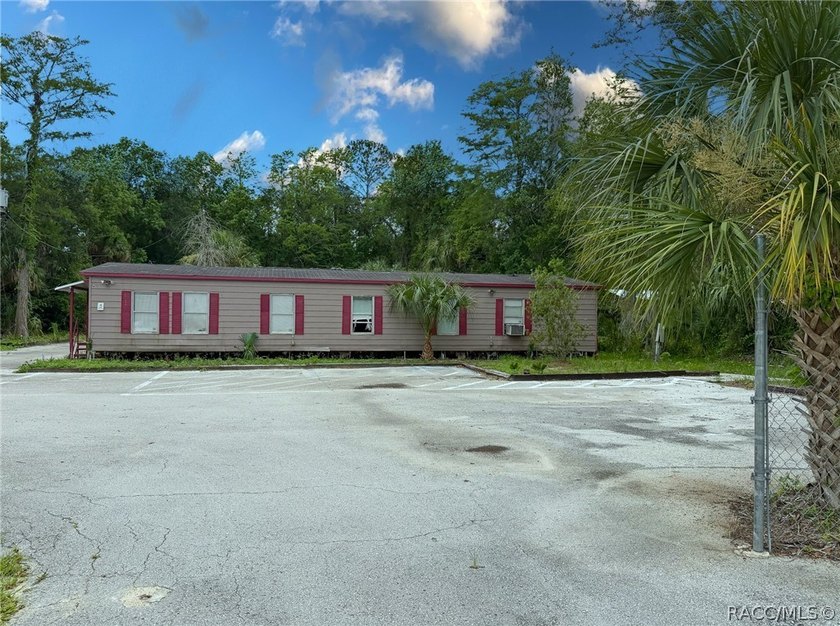 COMMERCIAL PROPERTY! Discover an excellent opportunity in a - photo 2
