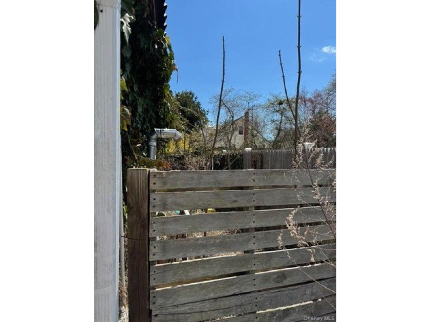 Investor special! 4-bedroom, 2-bath property situated on a - photo 11