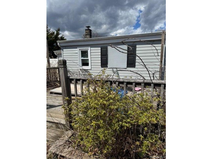 Investor special! 4-bedroom, 2-bath property situated on a - photo 14
