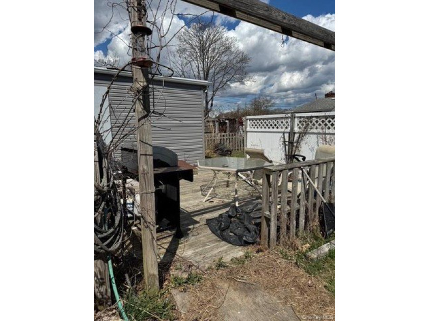 Investor special! 4-bedroom, 2-bath property situated on a - photo 15