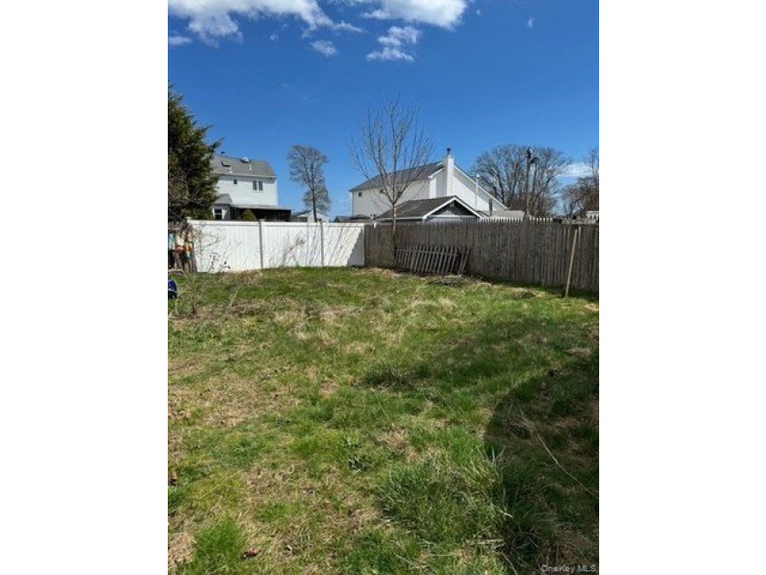 Investor special! 4-bedroom, 2-bath property situated on a - photo 16