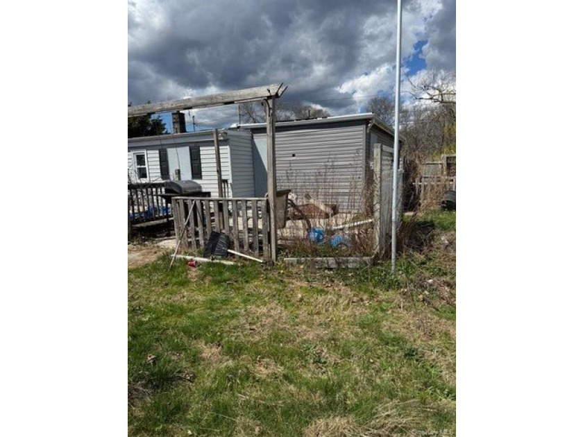 Investor special! 4-bedroom, 2-bath property situated on a - photo 18