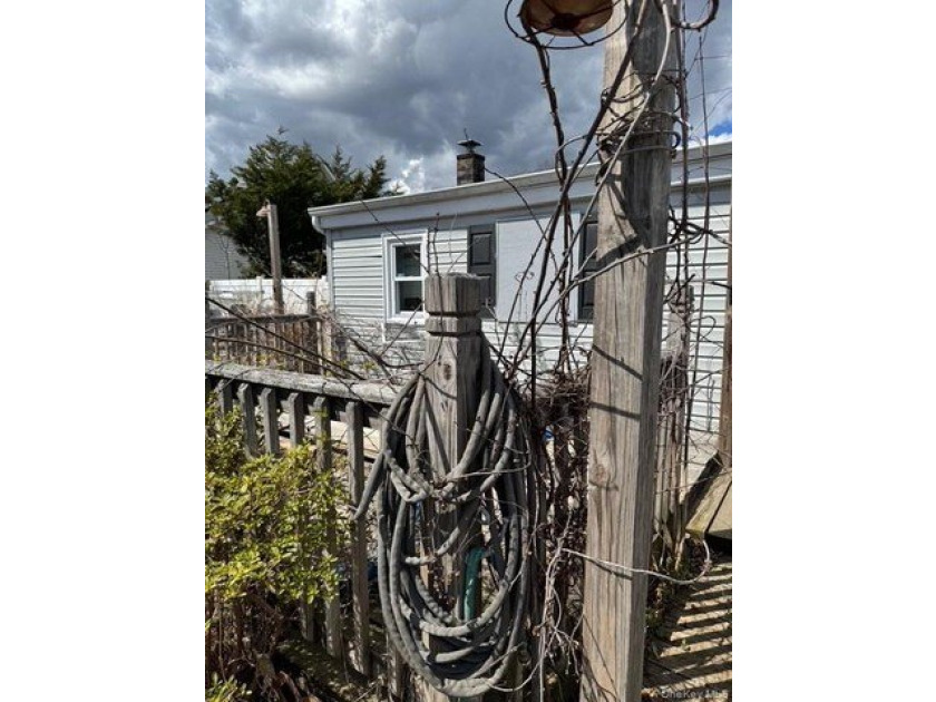 Investor special! 4-bedroom, 2-bath property situated on a - photo 20