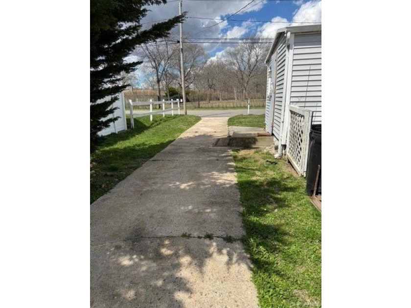 Investor special! 4-bedroom, 2-bath property situated on a - photo 21