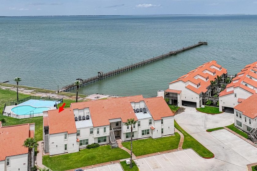 Absolutely stunning! Come experience this completely remodeled - photo 4