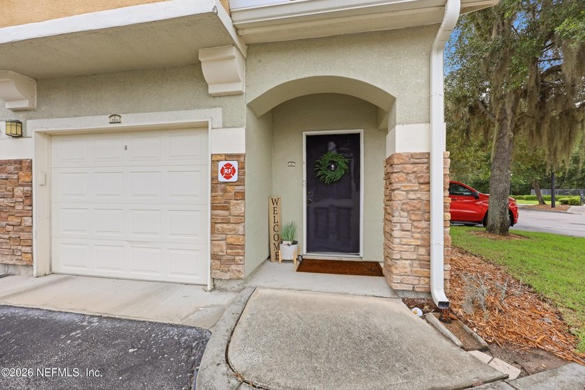 Beautifully updated 2 bedroom, 1 bath two-story corner unit - photo 3