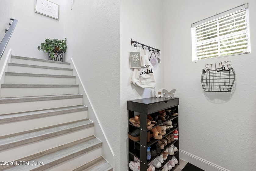 Beautifully updated 2 bedroom, 1 bath two-story corner unit - photo 4