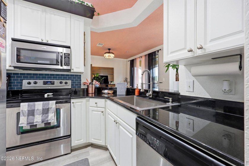 Beautifully updated 2 bedroom, 1 bath two-story corner unit - photo 10