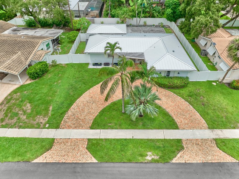 Welcome to your charming and bright Royal Oak Hills home in Boca - photo 2