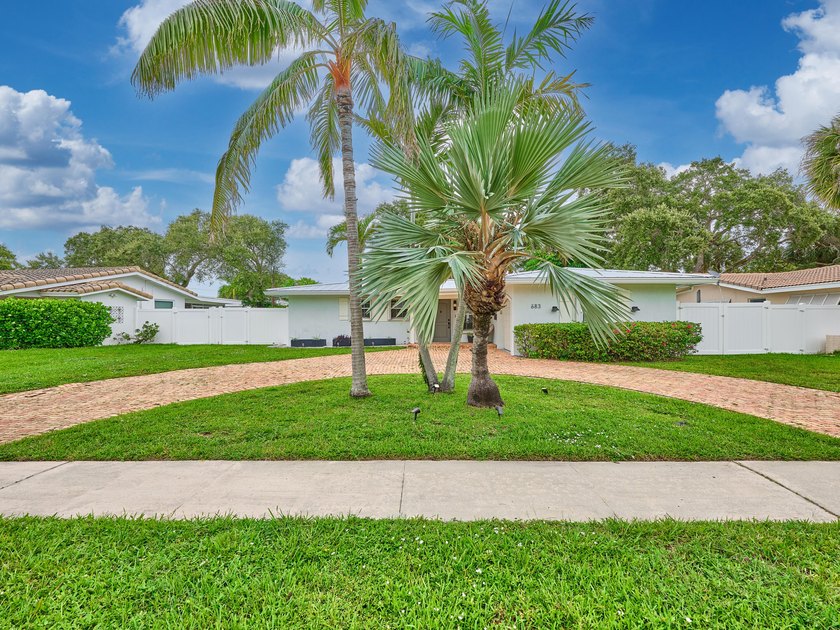 Welcome to your charming and bright Royal Oak Hills home in Boca - photo 6