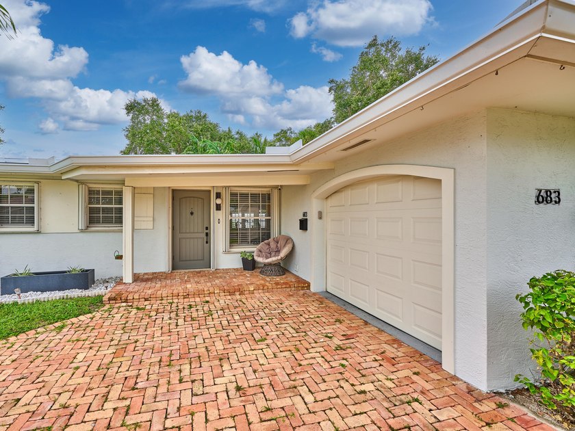 Welcome to your charming and bright Royal Oak Hills home in Boca - photo 9