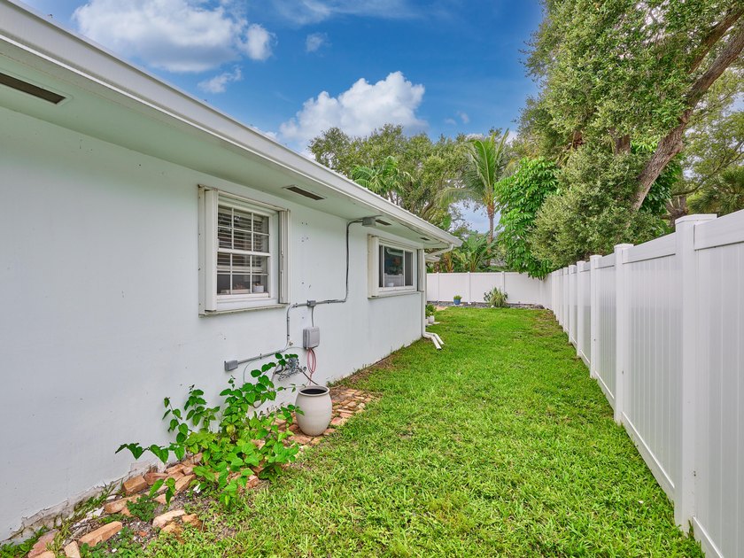 Welcome to your charming and bright Royal Oak Hills home in Boca - photo 10
