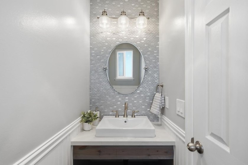Rare opportunity to own a beautifully remodeled townhouse-style - photo 4
