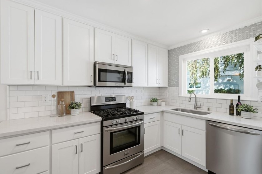Rare opportunity to own a beautifully remodeled townhouse-style - photo 5