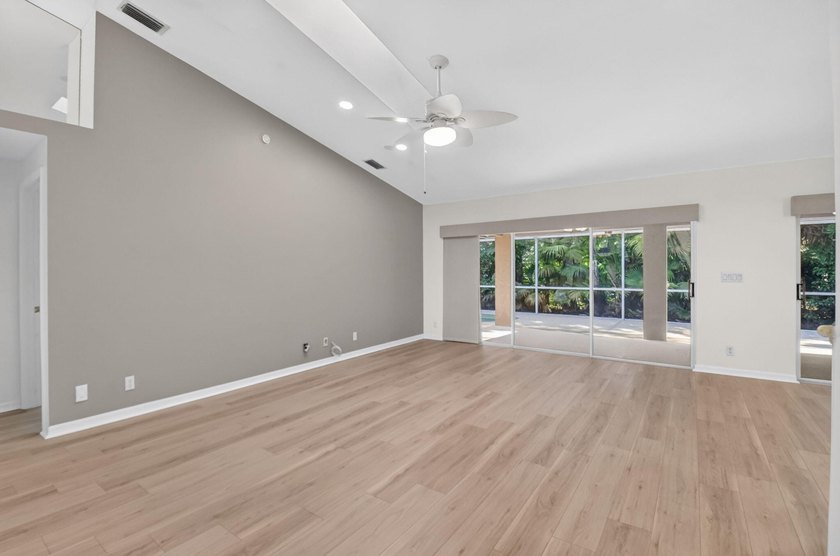 Move right into this beautifully updated 4-bedroom, 3-bath - photo 11