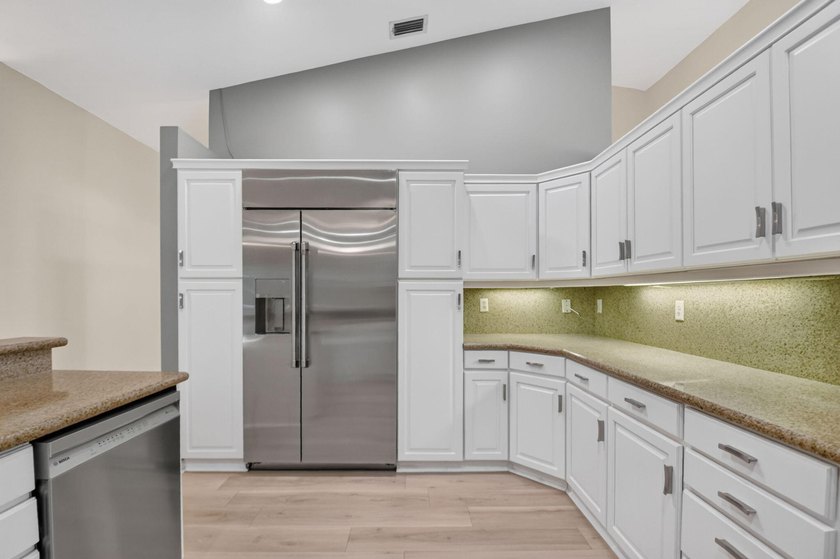 Move right into this beautifully updated 4-bedroom, 3-bath - photo 18