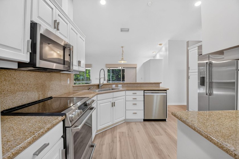 Move right into this beautifully updated 4-bedroom, 3-bath - photo 20