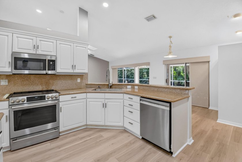 Move right into this beautifully updated 4-bedroom, 3-bath - photo 21