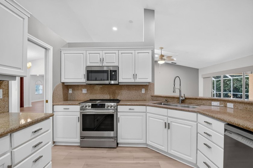 Move right into this beautifully updated 4-bedroom, 3-bath - photo 22