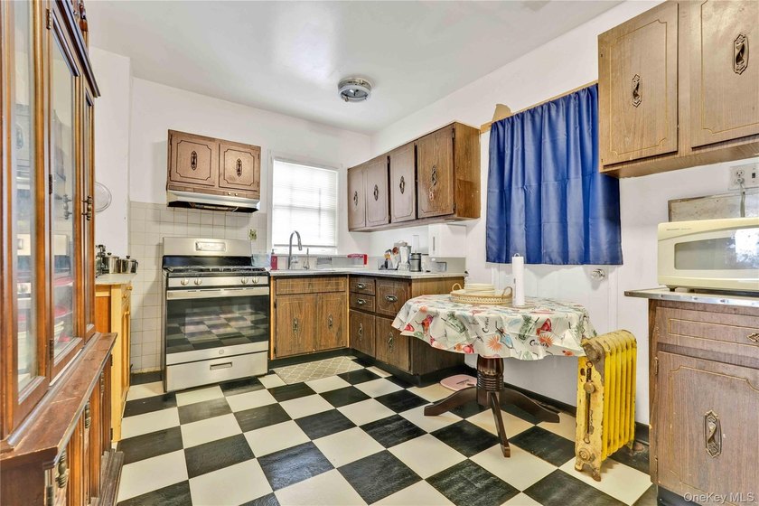 Welcome to this classic detached single-family colonial nestled - photo 9