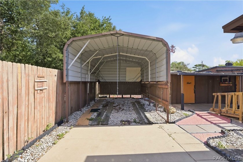 Opportunity awaits with this fully fenced Homosassa property - photo 5
