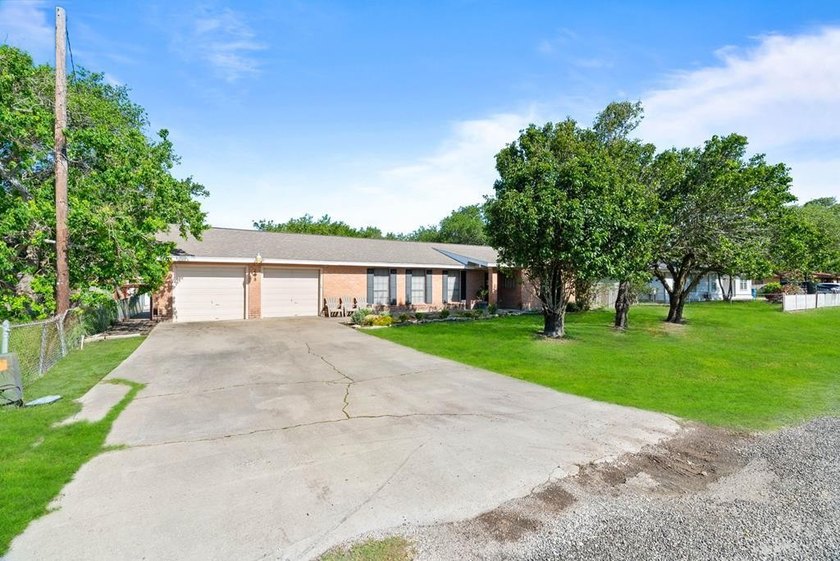 This fully furnished, move-in ready home features 3 bedrooms and - photo 2