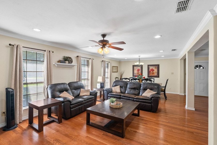 This fully furnished, move-in ready home features 3 bedrooms and - photo 6