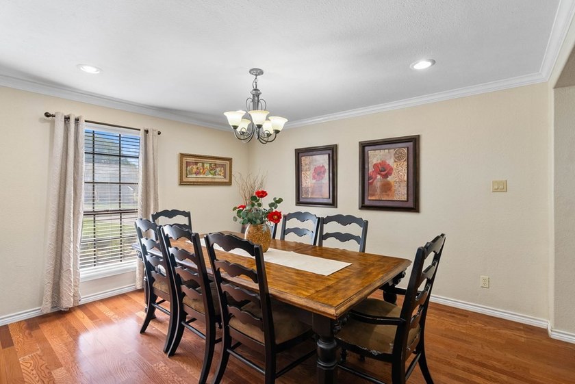This fully furnished, move-in ready home features 3 bedrooms and - photo 9