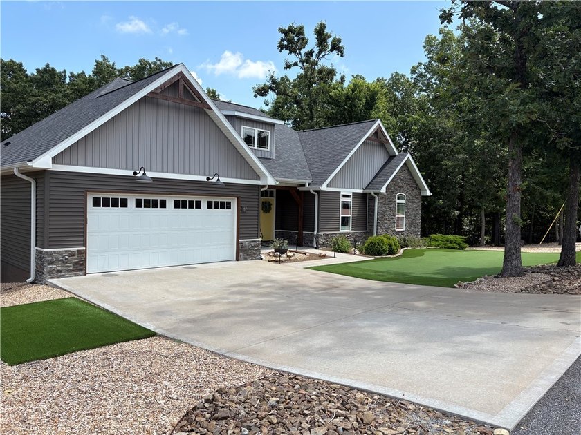 You don't want to miss this beautiful custom-built 3-bedroom - photo 2