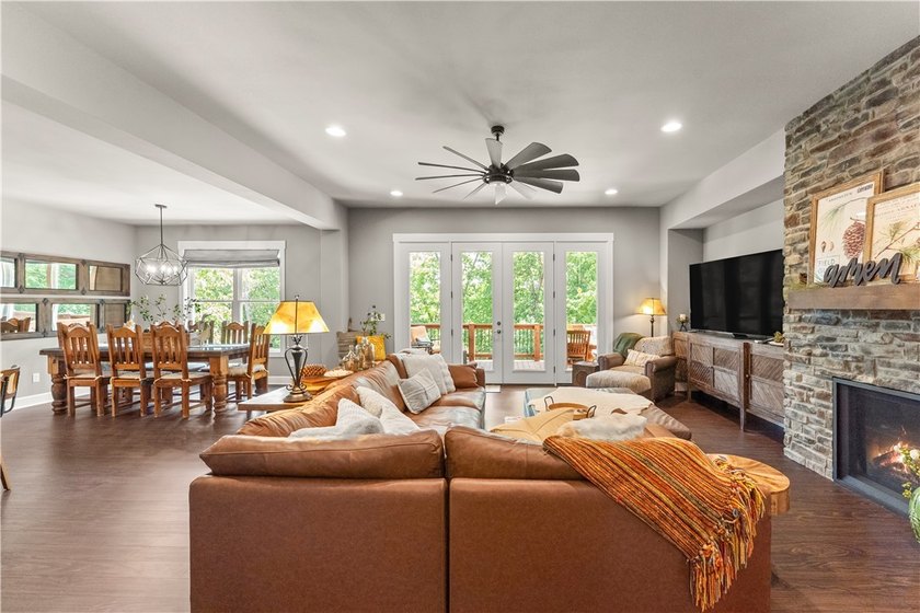 You don't want to miss this beautiful custom-built 3-bedroom - photo 3