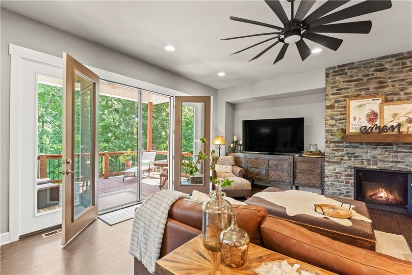 You don't want to miss this beautiful custom-built 3-bedroom - photo 4