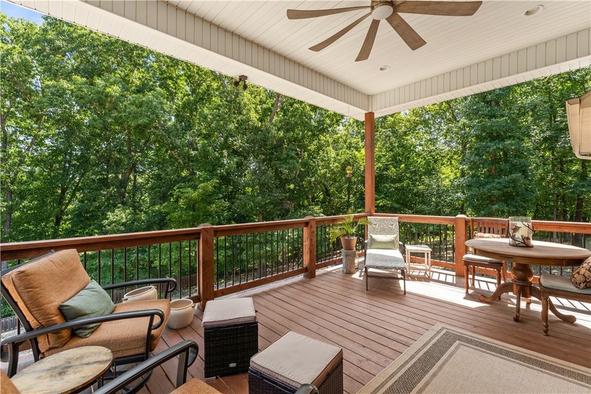 You don't want to miss this beautiful custom-built 3-bedroom - photo 6