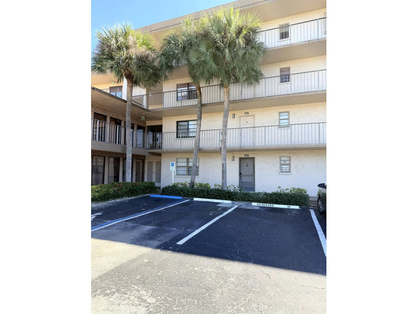 NEW PRICE!! First Floor 2 bedroom / 2 Bath unit. Tile Floors - photo 2