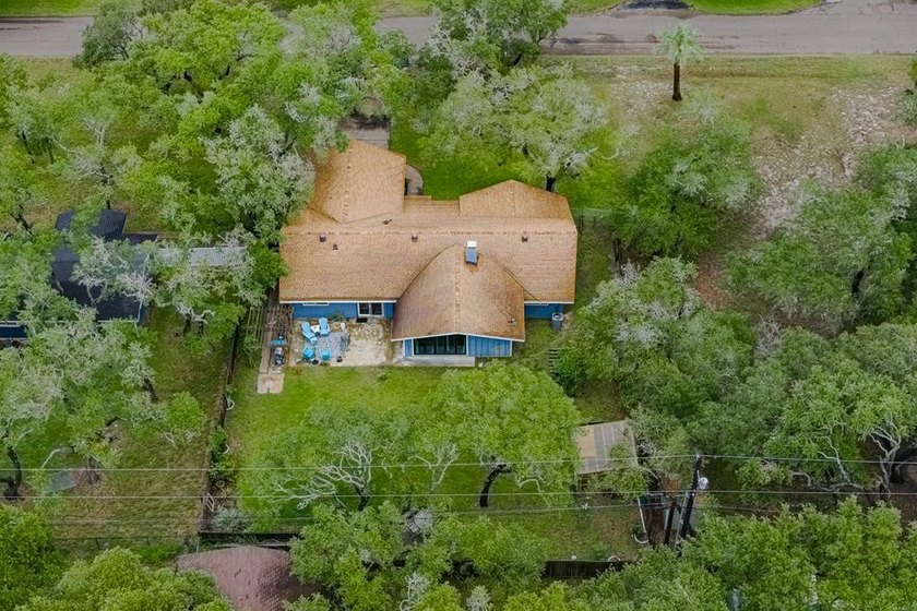 Welcome to this beautifully updated coastal rambler, where - photo 4