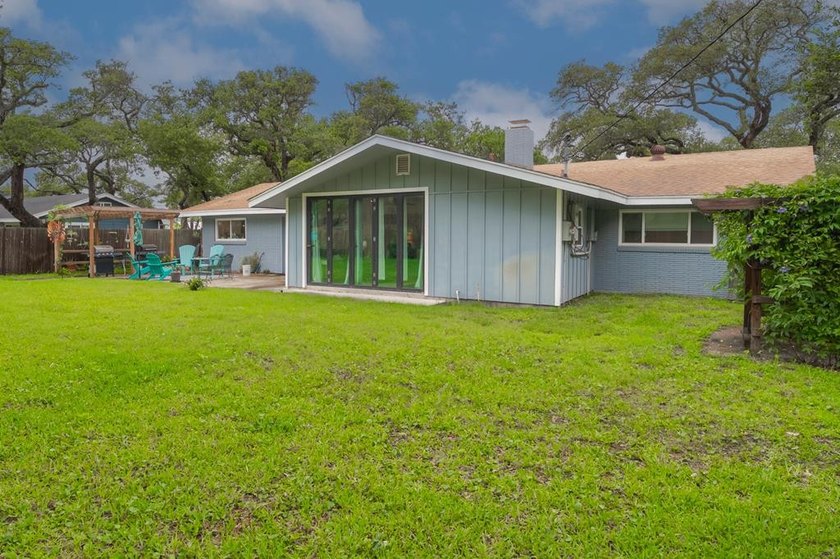 Welcome to this beautifully updated coastal rambler, where - photo 9