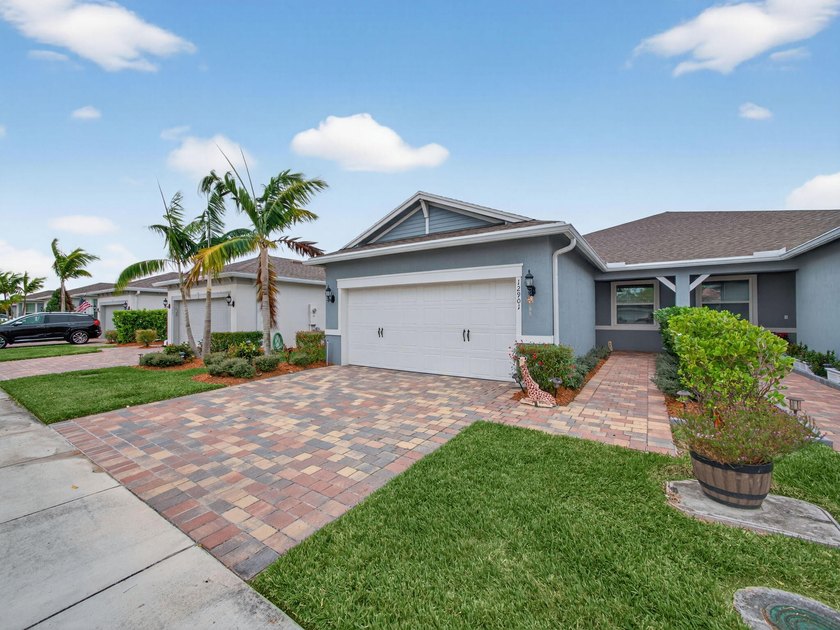 Welcome to this beautifully maintained 2-bedroom plus den - photo 4