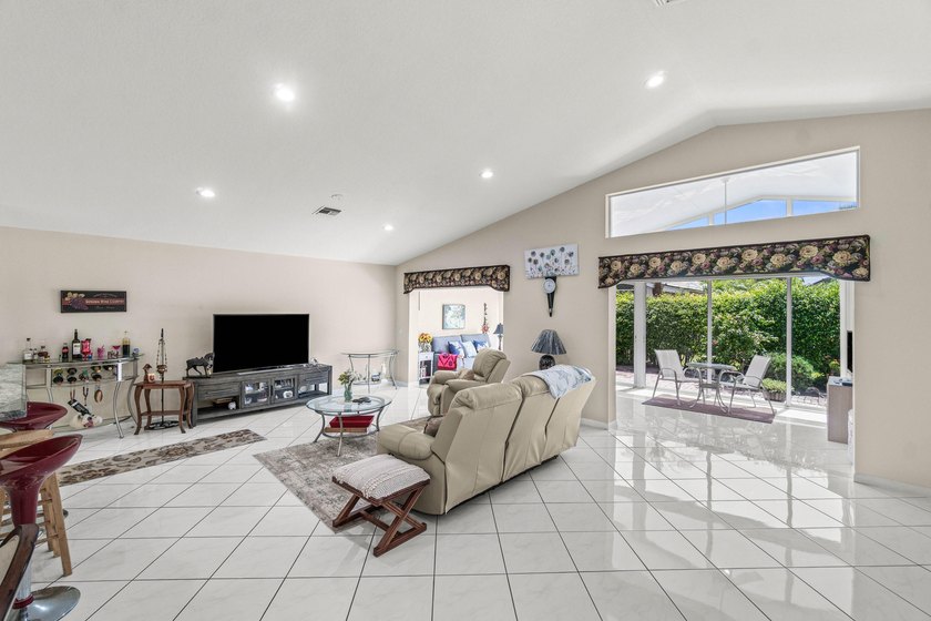 Welcome to easy Florida living in the highly desirable 55+ - photo 5