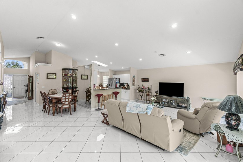 Welcome to easy Florida living in the highly desirable 55+ - photo 6