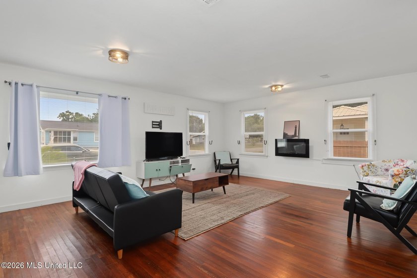 Beach Cottage Charm! Don't miss this adorable, move-in-ready - photo 3