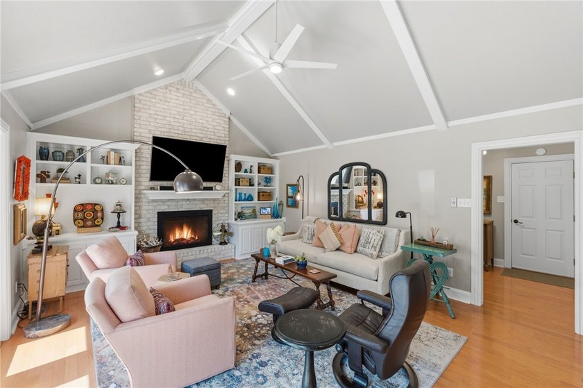 Charming, exceptionally maintained, and thoughtfully updated - photo 4