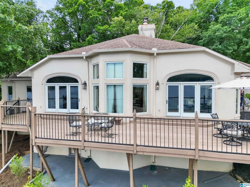 Absolutely stunning luxury waterfront home on 1.34 acres with - photo 3