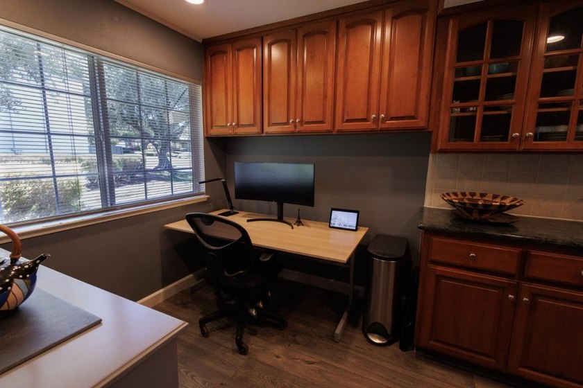 Excellent opportunity to own a move-in ready home in The - photo 5
