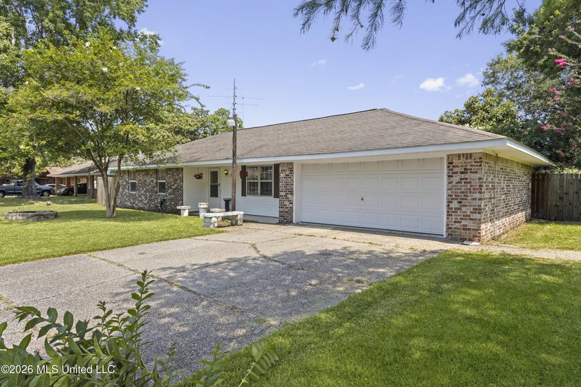 Great Home on a Quiet Street! This well-maintained 3-bedroom - photo 2