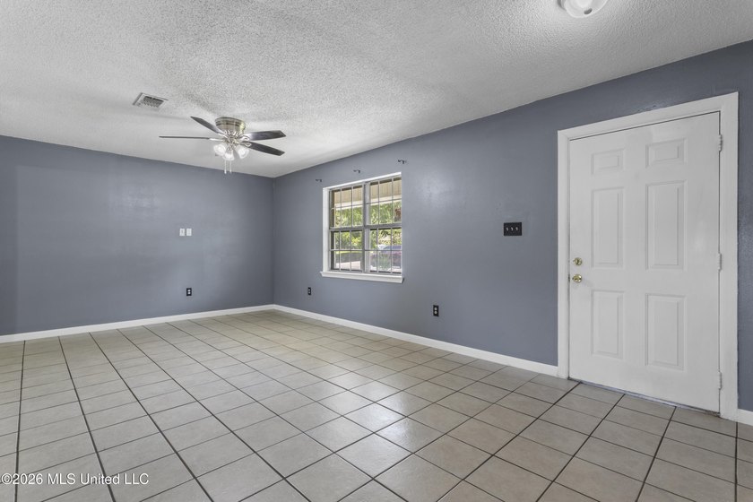 Great Home on a Quiet Street! This well-maintained 3-bedroom - photo 4