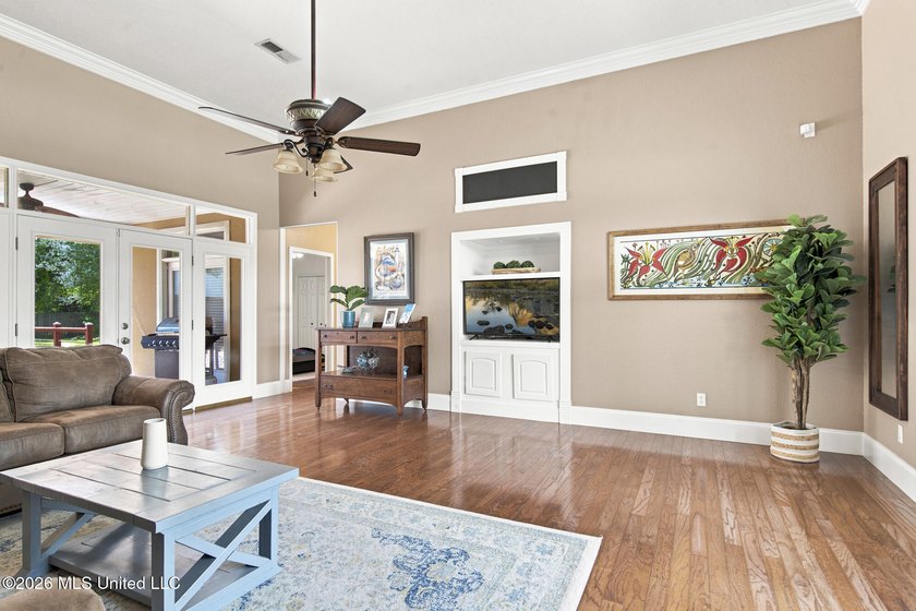 Welcome to this well-maintained 3-bedroom, 2-bath home offering - photo 7